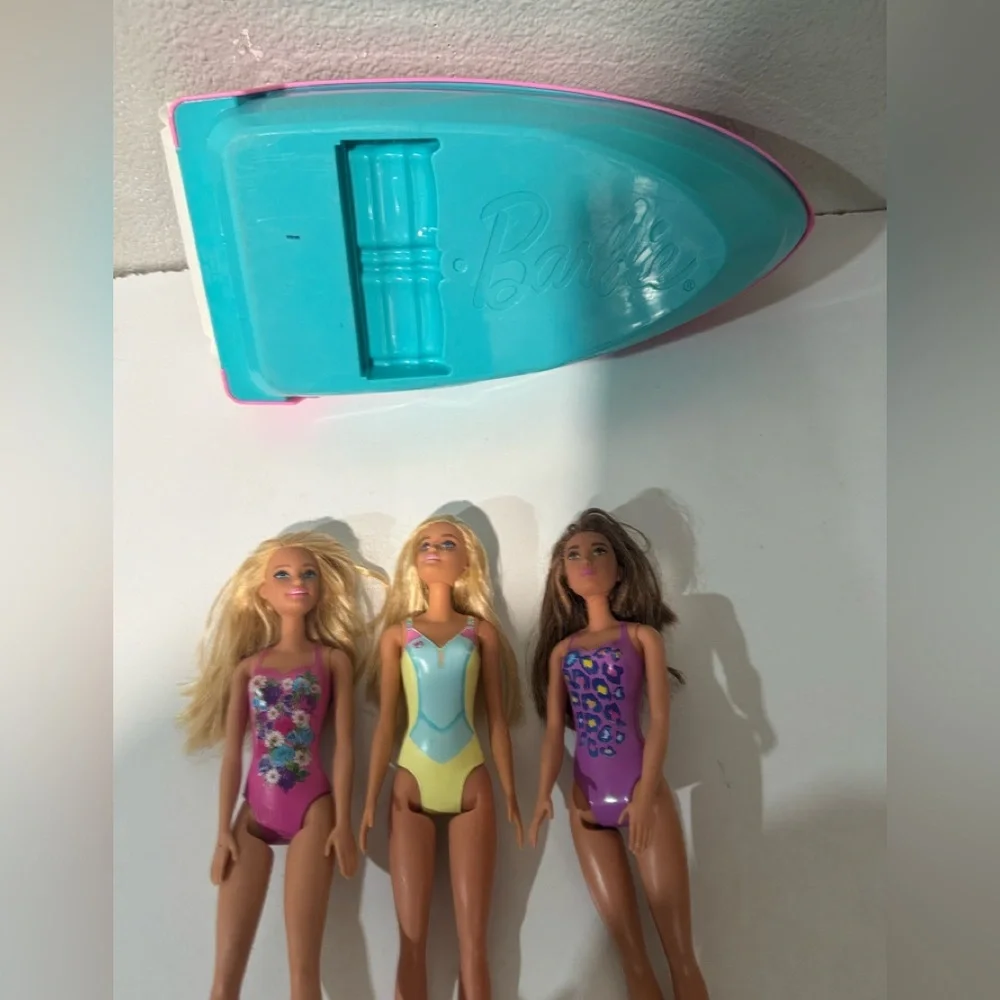 BARBIE DOLL Speedboat Playset with Pink Boat and 3 Barbie's